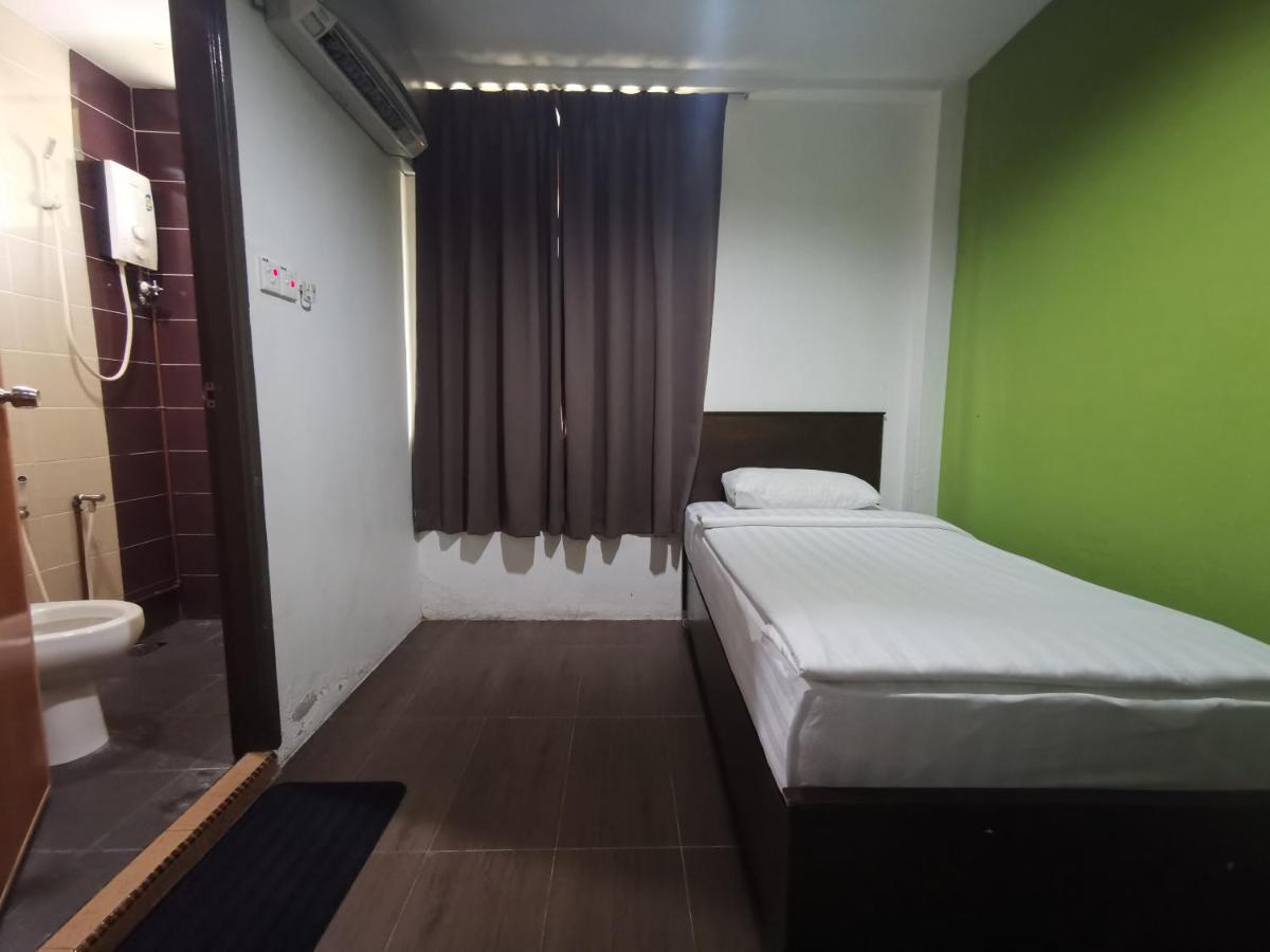 Red Tomato Hotel Labuan Ngoại thất bức ảnh